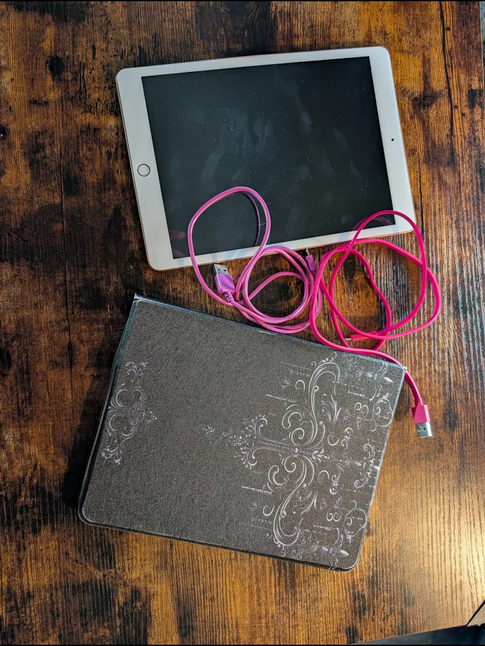 Apple iPad 8th Gen - White Front, Rose gold Back (Image)